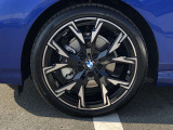 BMW純正19インチホイール。洗練されたデザインで、足元の個性を引き立てます。