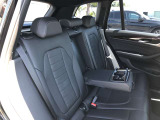 後席も使用感はさほど感じず、運転席・助手席同様に清潔感があります。後席シートもしっかりと作り込まれていますので、座り心地も悪くありません。是非、実車にてご確認下さい。