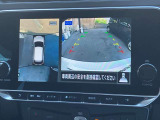 アラウンドビューモニターです。4つのカメラからの映像を合成・処理することで空から見下ろすような視点で周囲を確認でき、駐車時のクルマの位置確認がスムーズになります。