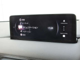 お手元のスマートフォンと接続して頂く事で使用可能な「Apple CarPlay/Android Auto」電話の応答は勿論、メッセージの受信やLINE、音楽接続からナビアプリの使用まで幅広く活躍致します。