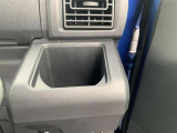 運転席・助手席用と2つのカップホルダーを装備しています。