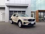 逆スラントデザインのフロントマスクを採用しているのが特徴 XCシリーズとして先に登場しているXC90やXC60とは異なる若さを狙ったデザインテイストになっています 前年式からマイナーチェンジを行っています