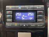 【左右独立型フルオートエアコン】運転席と助手席でそれぞれお好みの温度に設定可能。同乗者にも配慮した、快適な空調をお届け致します。