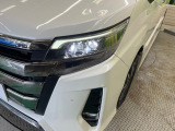 【LEDヘッドライト】悪天候や夜間走行時も良好な視界を確保し安心して運転できる高輝度LEDヘッドライトを装備!点灯速度が早く、消費電力も抑えられています。