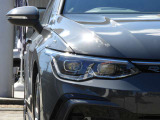 【IQ.LIGHT】 対向車や先行車のドライバーを眩惑することなく、前方の路面と路肩を広範囲に明るく照らすことができるマトリックスLEDヘッドライトを装備。快適なドライブをアシストします。