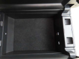 アームレスト内部にUSBポートを二口備えていますので、運転席と助手席、それぞれのスマホや電子小物を同時に充電可能です。
