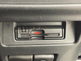 【ETC】有料道路を利用する際に料金所で停止することなく通過できる、ETC車載器(ノンストップ自動料金収受システム機器)が装備されています。セットアップを行うことで利用可能になります。