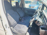 ベンチシートだから左右の行き来も楽々で、狭い駐車スペースでの乗り降りも安心です♪