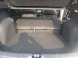 お荷物の量や乗車人数に合わせて使えるリヤシートは、ご覧のように倒すことが出来ますので便利です。