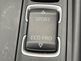 ●BMWモードセレクト:スポーツモードではダイナミックな走りを。ECO PROモードでは、エンジンレスポンスやシフトタイミングの最適化に加え、エアコンの作動も効率的に制御し、燃料消費量を抑制します。