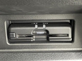 【ETC】有料道路を利用する際に料金所で停止することなく通過できる、ETC車載器(ノンストップ自動料金収受システム機器)が装備されています。セットアップを行うことで利用可能になります。