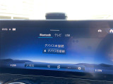 マットブラックにホワイトのLIBERALAのロゴの建物と看板が目印です。