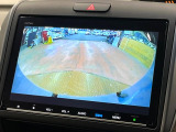 【バックカメラ】駐車時に後方がリアルタイム映像で確認できます。大型商業施設や立体駐車場での駐車時や、夜間のバック時に大活躍!運転スキルに関わらず、今や必須となった装備のひとつです!