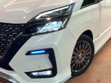 【LEDヘッドライト】悪天候や夜間走行時も良好な視界を確保し安心して運転できる高輝度LEDヘッドライトを装備!点灯速度が早く、消費電力も抑えられています。