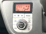 【オートエアコン】一度お好みの温度に設定すれば、車内の温度を検知し風量や温度を自動で調整。暑い…寒い…と何度もスイッチ操作をする必要はありません。快適な車内空間には必須の機能ですね♪