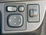 【電動格納ミラー】サイドミラーは電動格納式となっており、狭い駐車場でもキズがつくリスクを抑えられます。