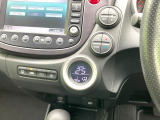【オートエアコン】一度お好みの温度に設定すれば、車内の温度を検知し風量や温度を自動で調整。暑い…寒い…と何度もスイッチ操作をする必要はありません。快適な車内空間には必須の機能ですね♪