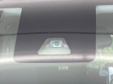 【スマートアシスト】走行中に前方の車両等を認識し、衝突しそうな時は警報とブレーキで衝突回避と被害軽減をアシスト。より安全にドライブをお楽しみいただけます。