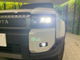 【LEDヘッドライト】悪天候や夜間走行時も良好な視界を確保し安心して運転できる高輝度LEDヘッドライトを装備!点灯速度が早く、消費電力も抑えられています。