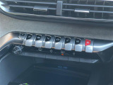マットブラックにホワイトのLIBERALAのロゴの建物と看板が目印です。