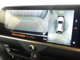 パノラミックビューモニター付きです。車両を上から見たような映像をディスプレイオーディオ画面に表示。運転席からの目視だけでは見にくい、車両周辺の状況をリアルタイムでしっかり確認できます。