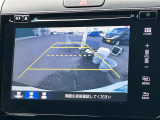 【バックモニター】後ろのカメラの映像をモニターに映し出すことができます!後方の見えない死角や、障害物との距離感をしっかり確認することができます!駐車が苦手な方におすすめです。