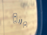 【ブラインドスポットモニター】走行中、ドアミラーの死角になりやすい箇所に後続車が接近するとサイドミラーのレンズに警告を表示!ドライバーに注意喚起をしてくれます。