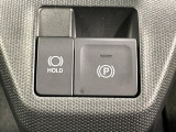 【電動パーキングブレーキ】パーキングブレーキは便利な電動式!ボタン一つで操作でき、アクセルを踏めば自動で解除されます