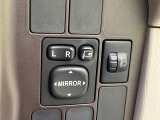 【電動格納ミラー】サイドミラーは電動格納式となっており、狭い駐車場でもキズがつくリスクを抑えられます。