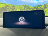 【12.3インチマツダコネクト】車内の雰囲気にマッチした大型ディスプレイ。スマホ接続でのナビ使用やBluetooth再生等、様々な機能が楽しめます。直感的なダイヤル操作が可能で、使い勝手も良好です。