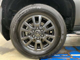逞しさを印象付ける純正18インチアルミホイールです。