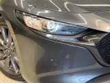 【LEDヘッドライト】悪天候や夜間走行時も良好な視界を確保し安心して運転できる高輝度LEDヘッドライトを装備!点灯速度が早く、消費電力も抑えられています。