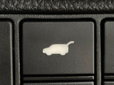 【パワーバックドア】スマートキーや運転席のボタンを押すだけでリアゲートが自動で開閉します!荷物を持っている時や、高い位置にあるバックドアを閉める際に便利な機能です♪