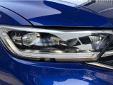 LEDマトリックスヘッドライト「IQ.LIGHT」。マトリックスモジュールに搭載されたLEDを個別に点灯点滅することで、眩惑を最小限に、照射エリアは最大限に確保する最新のヘッドライトシステムです。