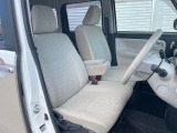 運転席まわりには十分なスペースがあり、大柄な方でもゆったり運転していただける環境です。