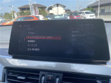 マットブラックにホワイトのLIBERALAのロゴの建物と看板が目印です。