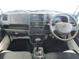グレーを基調としたデザインの運転席です。ダッシュパネル等には大きなキズ無く綺麗です。