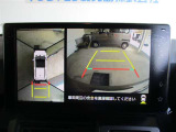 パノラミックビューモニター付きで車両を上から見たような映像をディスプレイオーディオ画面に表示。運転席からの目視だけでは見にくい、車両周辺の状況をリアルタイムでしっかり確認できます。