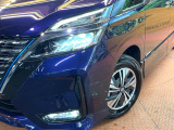 【LEDヘッドライト】悪天候や夜間走行時も良好な視界を確保し安心して運転できる高輝度LEDヘッドライトを装備!点灯速度が早く、消費電力も抑えられています。