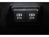 USBポートが装備されています。iPhoneやスマートフォンの充電など、車内にあると便利なアイテムのひとつですね! 電源が複数あるとコードを差替える面倒もなく楽ですよ。
