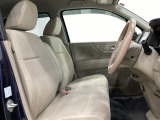 広い足元に肘掛けもついたゆったり座れるシートです。運転席と助手席の間が空いているため、助手席側への移動がスムーズです。交通量の多い道でも、助手席側から乗り降りができます。