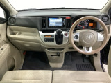 車内は光触媒抗菌消臭施工済です。スタイリッシュなデザインで暖かみのあるインパネ周りを演出します。グローブボックスやカップホルダーのほかにトレーなどたくさんの収納スペースが装備されています。