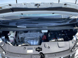 エンジンルームの画像です。店舗にて現車の確認もいただけますので、お電話で在庫のご確認の上是非ご来店くださいませ!!!ワクワクするクルマ選びをご提案します!