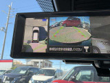 ディスプレイ付ルームミラーでクルマを上空から見下ろしているかのように、状況を把握できます。4つのビュー「トップ・フロント・サイド・バックビュー」を切り替えることで狭い場所でも周囲が映像で確認できます。