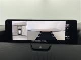 【360°ビュー・モニター】まるでクルマを真上から見下ろしたかのような視点で駐車をサポートします!クルマの斜め後ろや真横など、前後左右の4つのカメラの映像が合成されて、モニターに映し出されます。