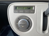 【オートエアコン】一度お好みの温度に設定すれば、車内の温度を検知し風量や温度を自動で調整。暑い…寒い…と何度もスイッチ操作をする必要はありません。快適な車内空間には必須の機能ですね♪