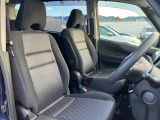 ゆったりとくつろげる運転席です。
