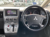 ●仕入れ段階で徹底したチェックを行い、厳しい審査にパスした車だけを展示・販売しています。弊社ではこれをプロチェックと呼び、数十の独自チェック項目に基づき、車の状態を調べ上げています。