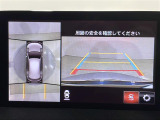 【360°ビュー・モニター】まるでクルマを真上から見下ろしたかのような視点で駐車をサポートします!クルマの斜め後ろや真横など、前後左右の4つのカメラの映像が合成されて、モニターに映し出されます。