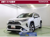 悪路走行の安定感に日常使いでの快適性を備えた【RAV4】HV・4WD。TRDエアロで洗練された高級感を纏った存在感あるワイドなボディ。アウトドアではもちろん、街中でも映える車です。